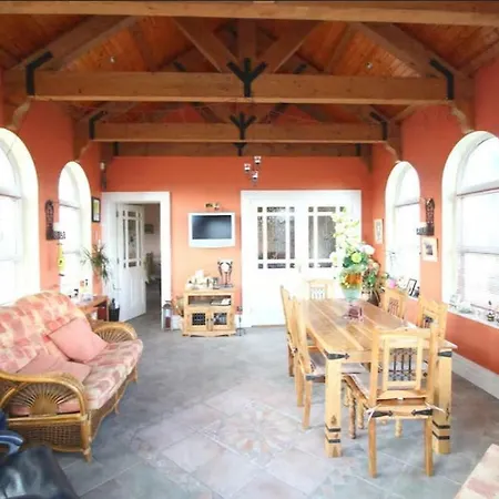 White House Manor Homestay